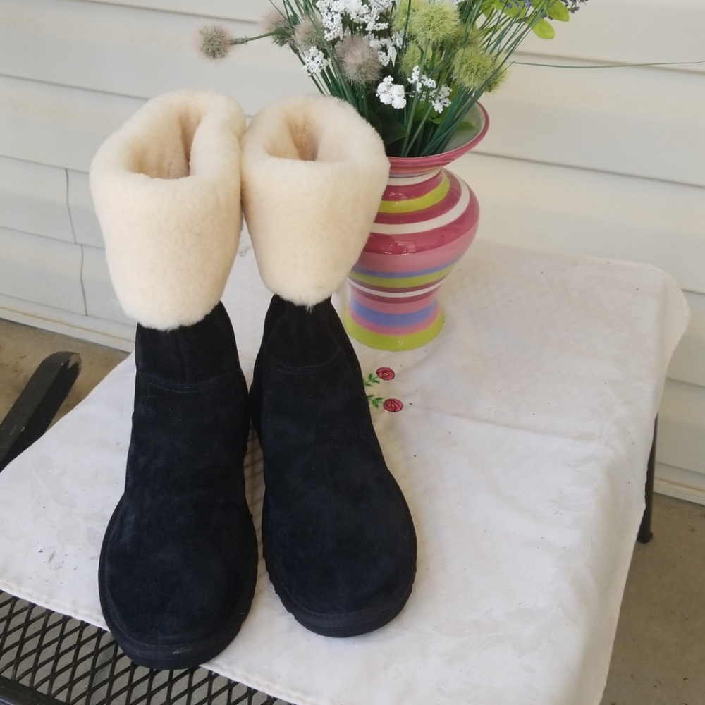 *SOLD*Ugg boots size 8 BRAND NEW